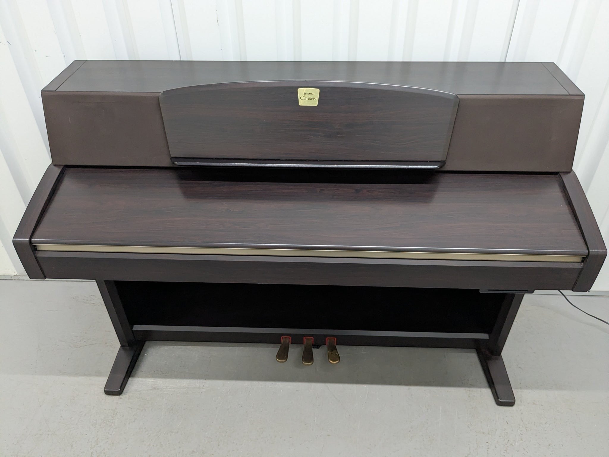 Đàn piano điện Yamaha CLP-970 màu gỗ tối sang trọng tại Tân Nhạc Cụ với thiết kế dáng tủ cổ điển