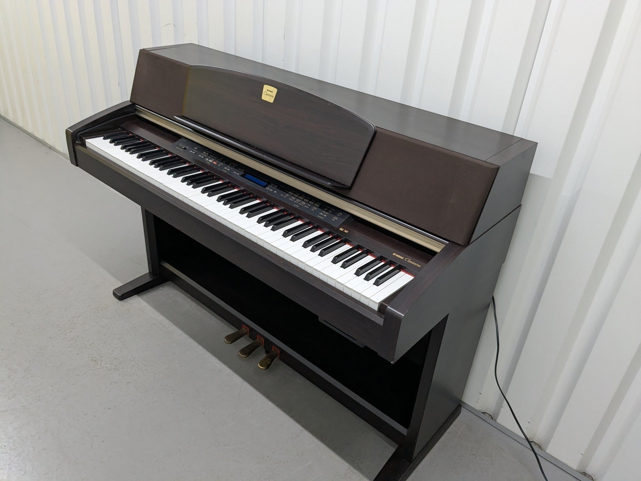 Đàn piano điện Yamaha CLP-970 màu nâu gỗ sang trọng tại TÂN NHẠC CỤ, thiết kế dáng tủ cổ điển với 88 phím búa GH.