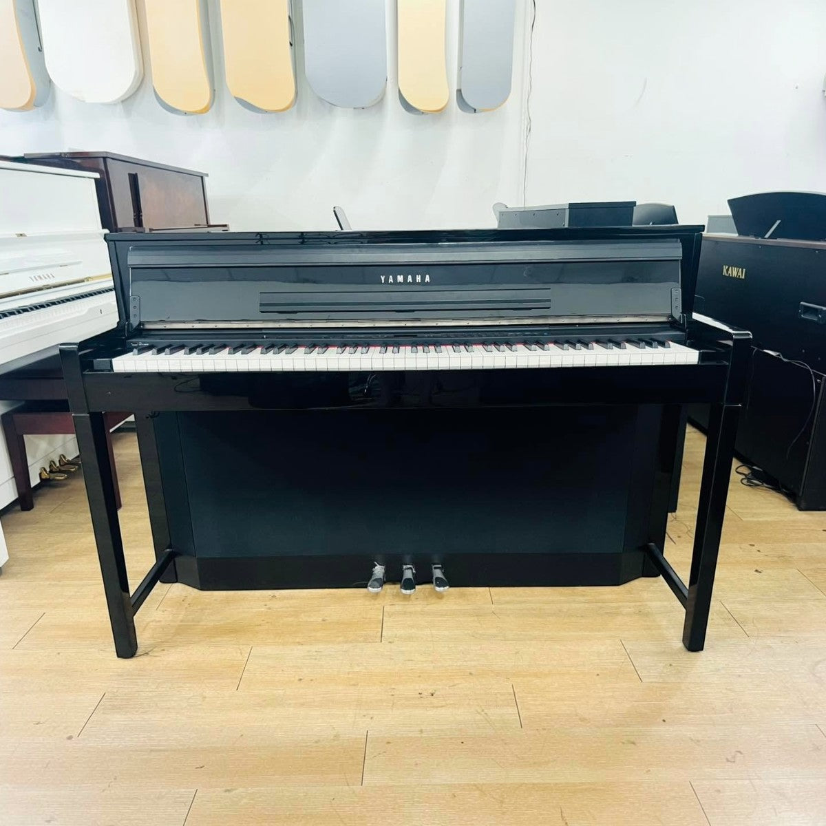 Đàn piano điện Yamaha CLP-S408 màu đen bóng dáng slim tại showroom Tân Nhạc Cụ