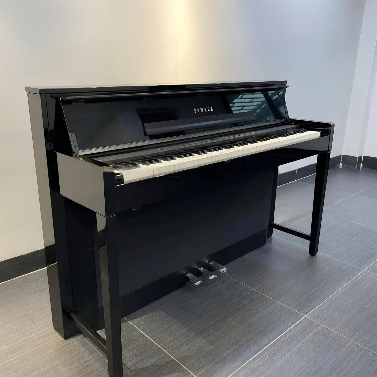 Đàn piano điện Yamaha CLP-S408 dáng slim màu đen bóng tại Tân Nhạc Cụ với bàn phím gỗ Natural Wood cao cấp