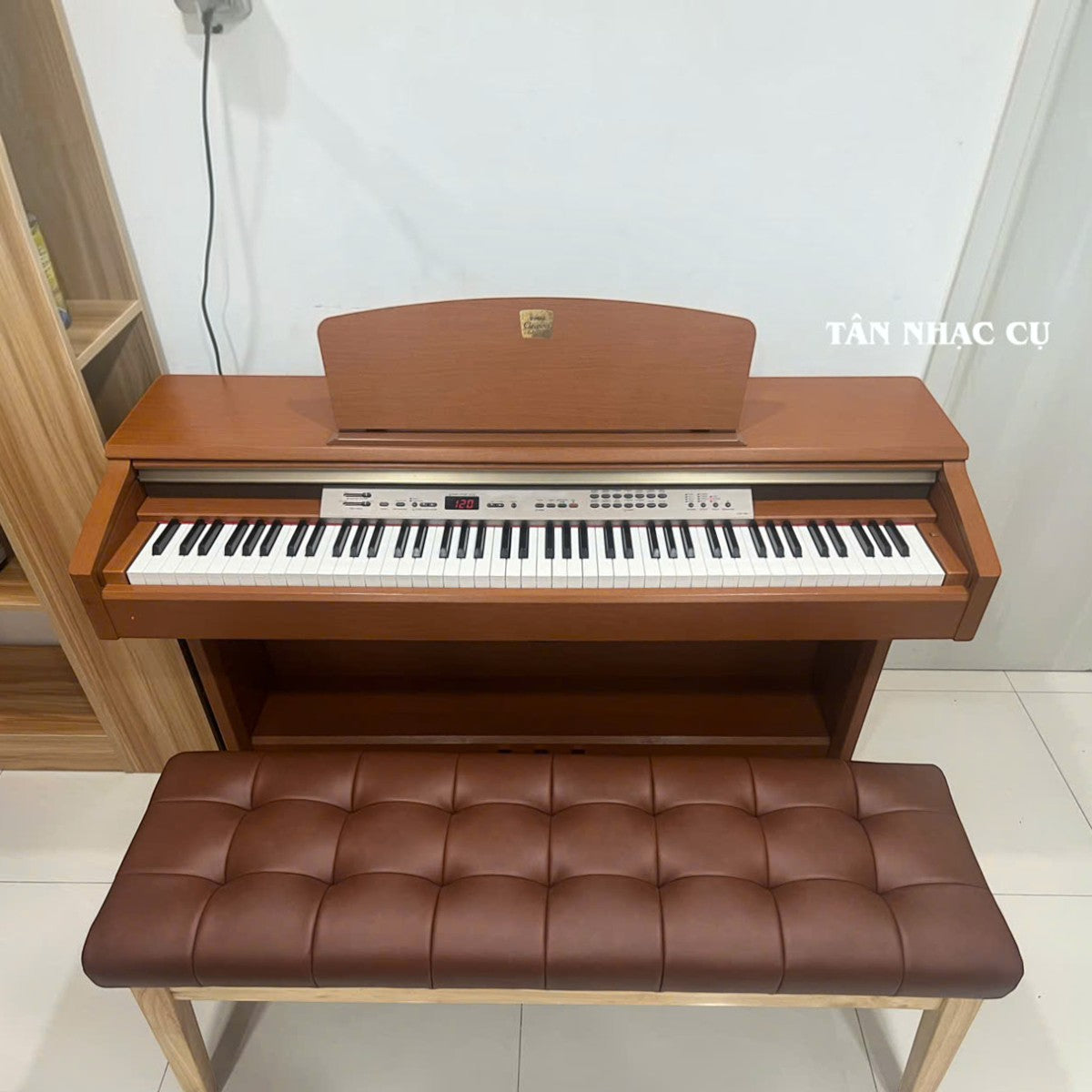 Đàn piano điện Yamaha CLP120 màu gỗ tự nhiên với thiết kế dáng tủ sang trọng tại TÂN NHẠC CỤ