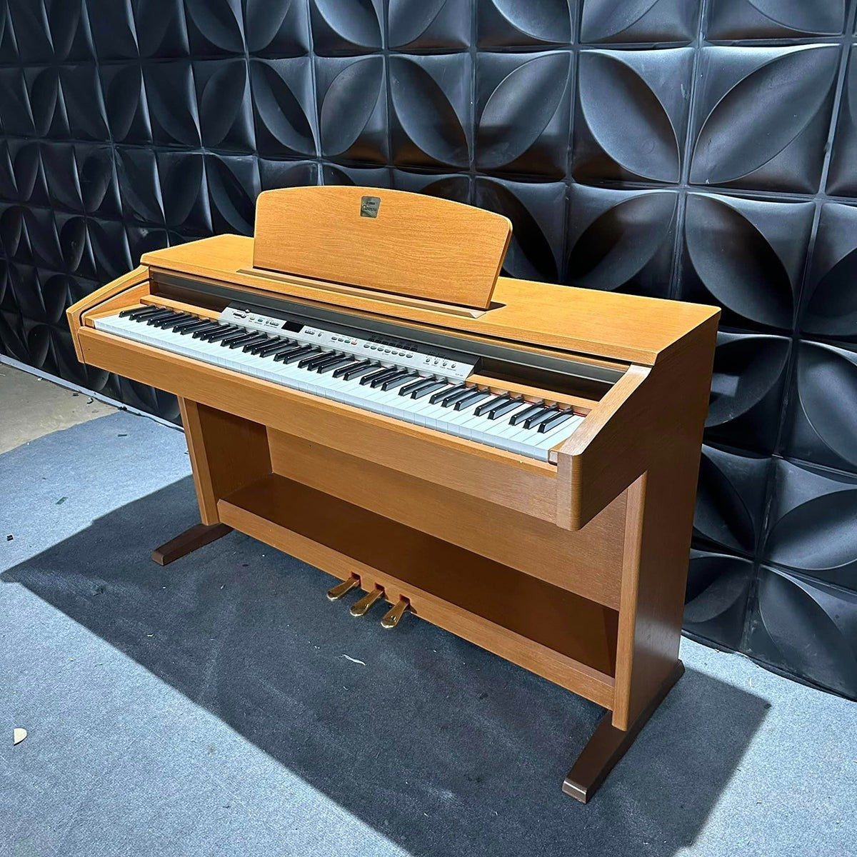 Đàn piano điện Yamaha CLP120 màu gỗ tự nhiên với thiết kế dáng tủ sang trọng tại TÂN NHẠC CỤ