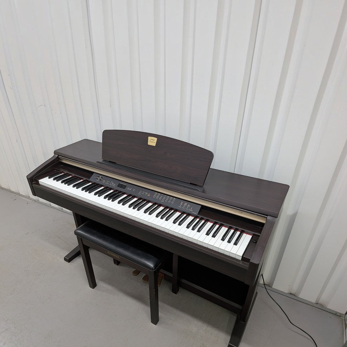 Đàn piano điện Yamaha Clavinova CLP120 màu nâu gỗ sang trọng tại TÂN NHẠC CỤ với bàn phím búa Graded Hammer