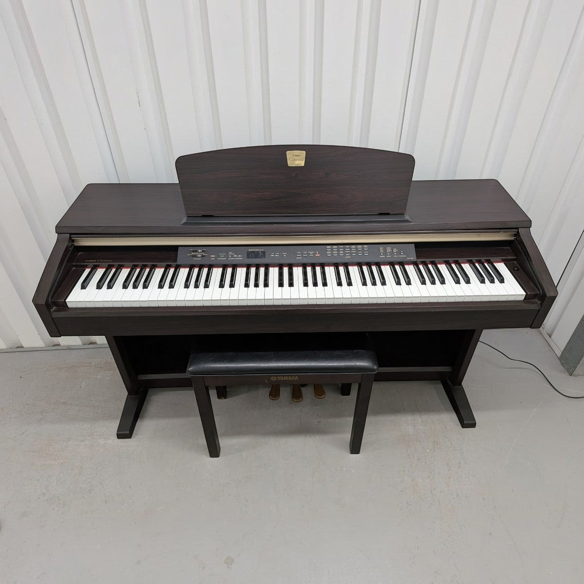 Đàn piano điện Yamaha Clavinova CLP120 màu nâu gỗ với thiết kế dáng tủ sang trọng tại TÂN NHẠC CỤ