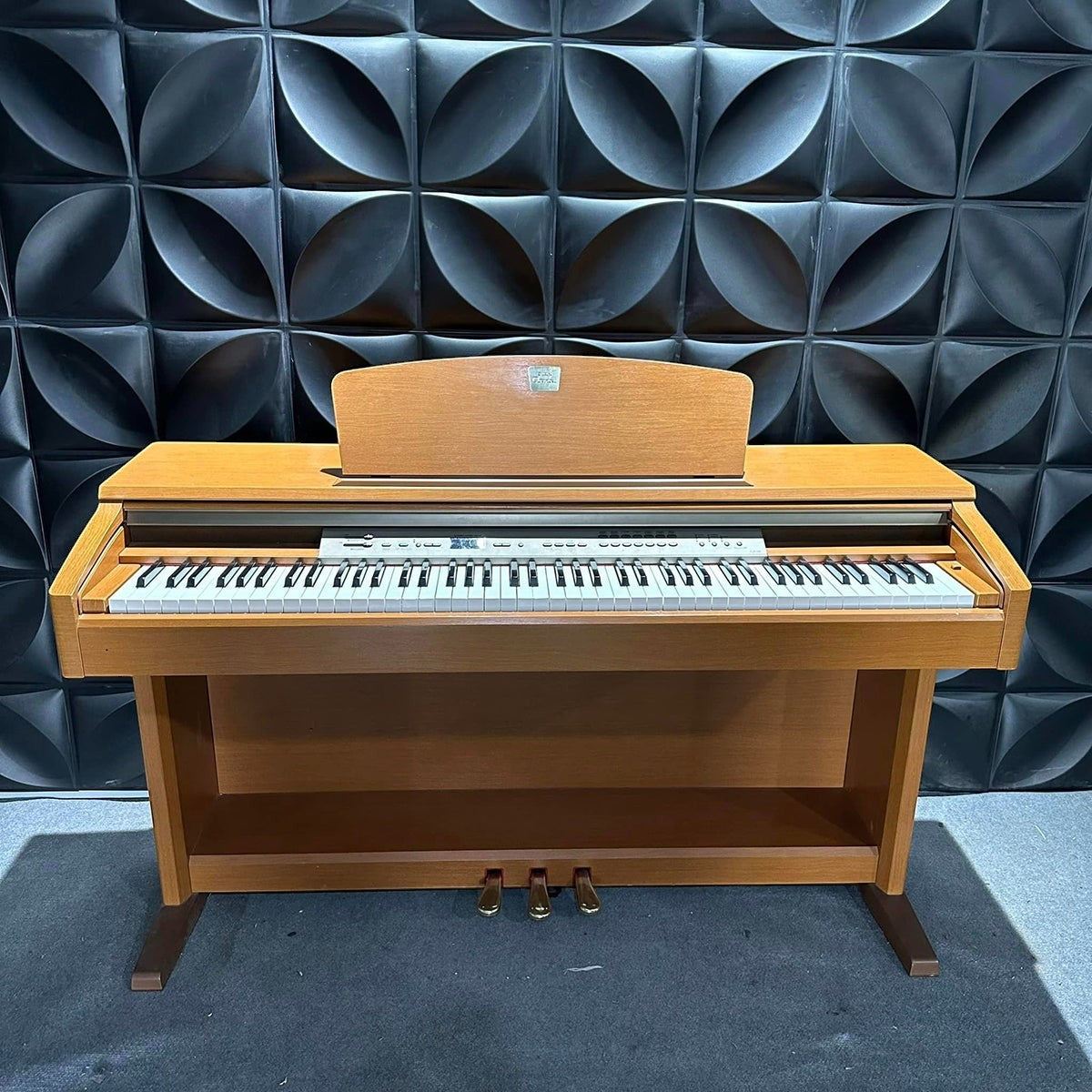 Đàn piano điện Yamaha CLP120 màu gỗ tự nhiên với bàn phím búa Graded Hammer tại TÂN NHẠC CỤ