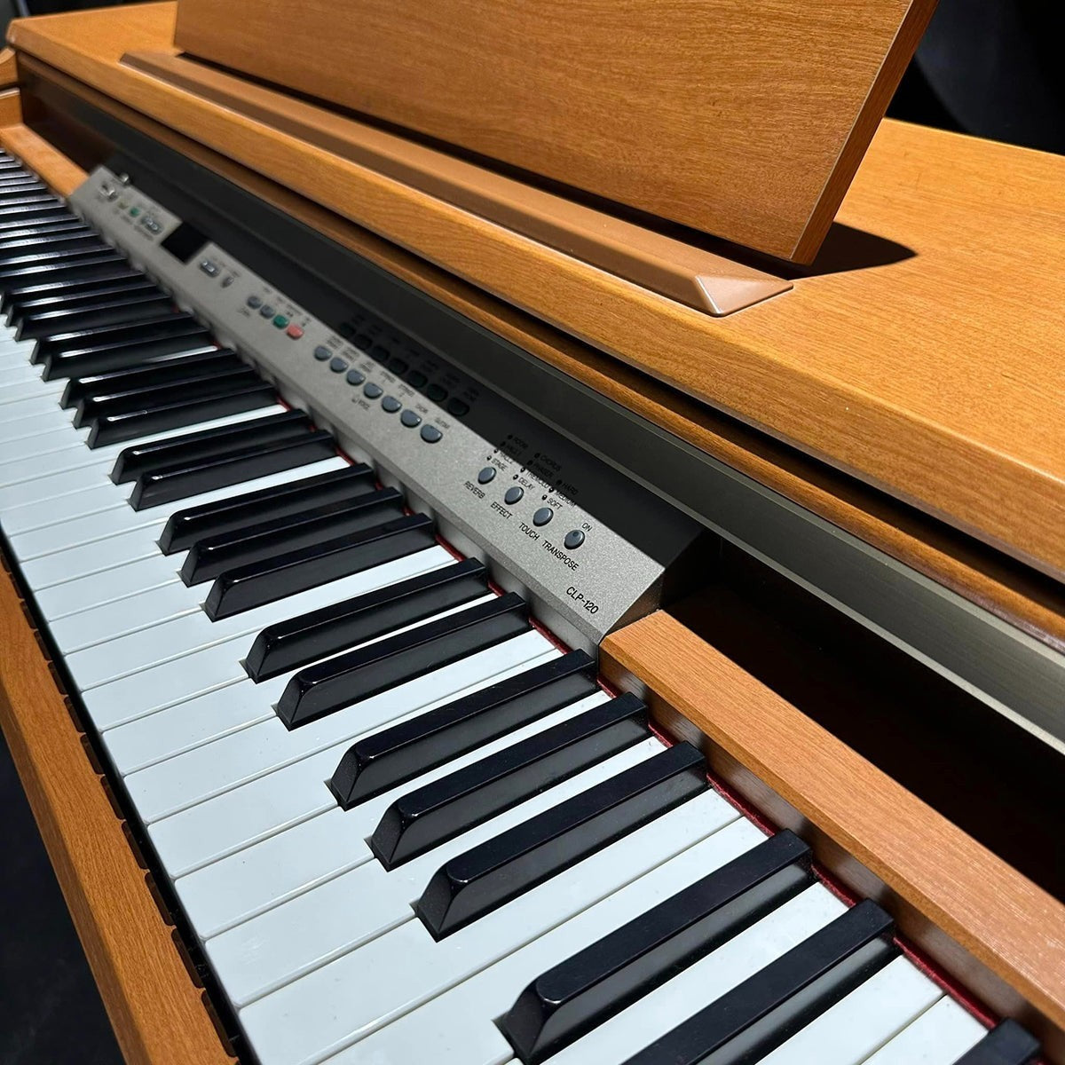 Đàn piano điện Yamaha CLP120 màu gỗ tự nhiên với bàn phím búa Graded Hammer tại TÂN NHẠC CỤ