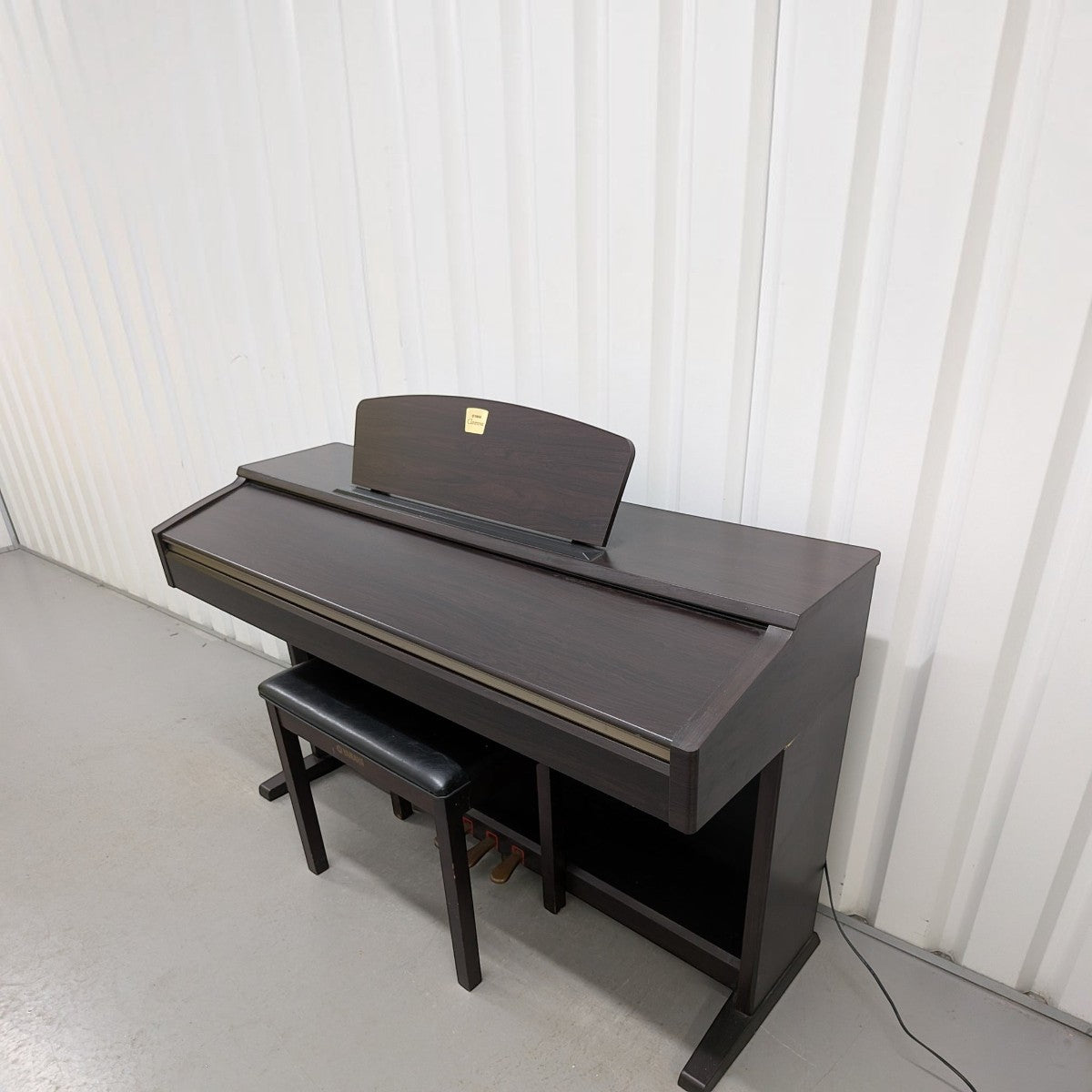 Đàn piano điện Yamaha CLP120 màu nâu gỗ sang trọng, thiết kế dáng tủ bền bỉ tại TÂN NHẠC CỤ