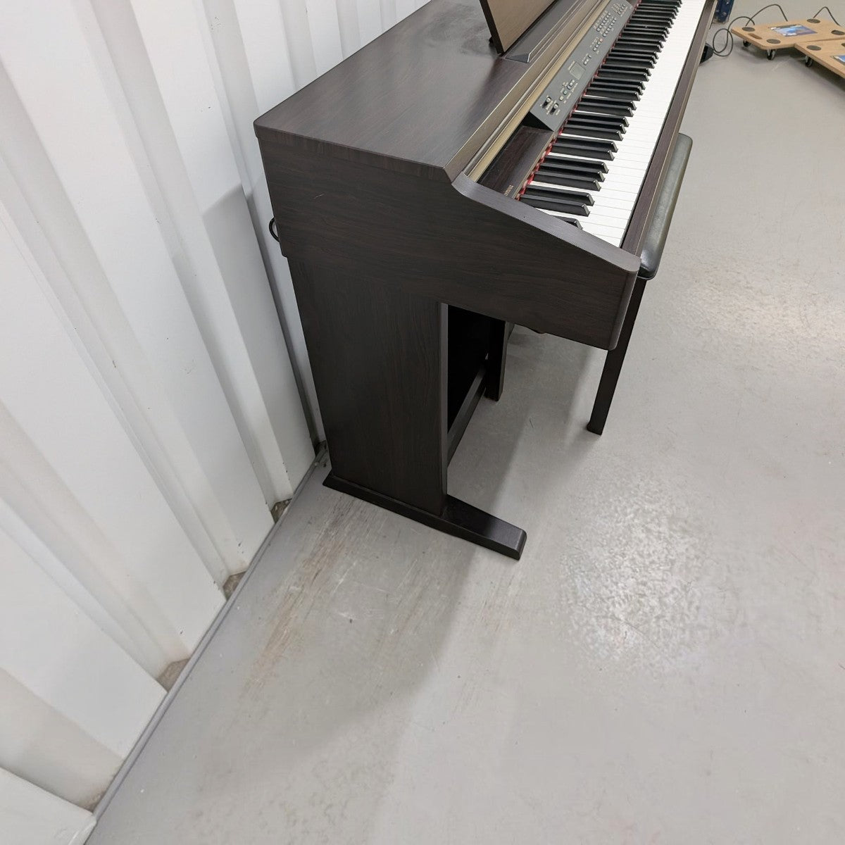 Đàn piano điện TÂN NHẠC CỤ Yamaha CLP120 dáng tủ màu gỗ nâu sang trọng với bàn phím búa 88 phím chân thực