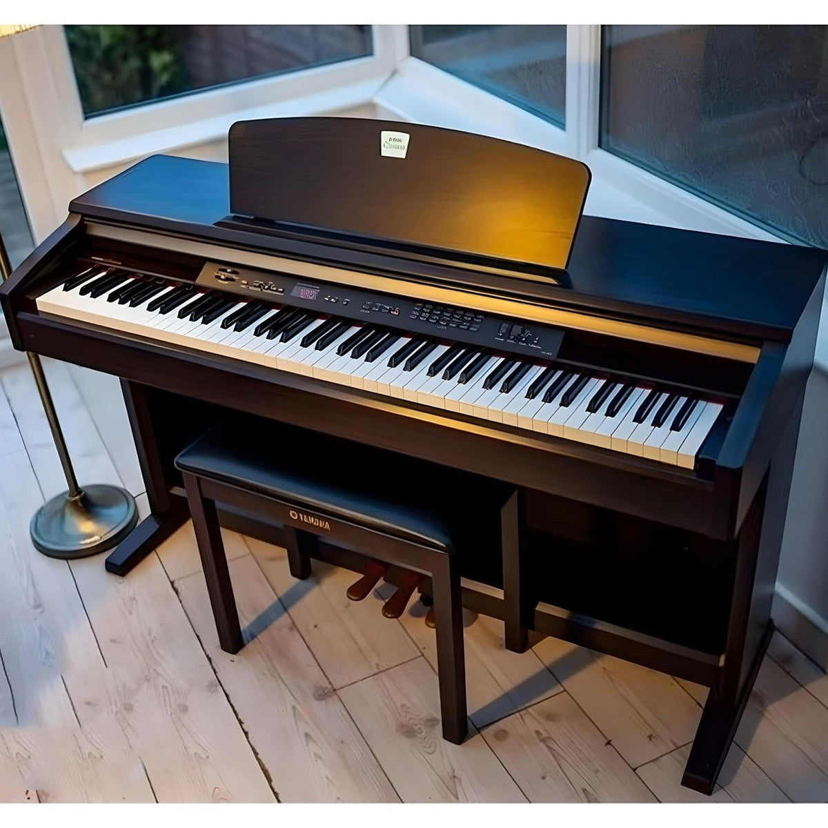 Đàn piano điện Yamaha CLP120 màu đen sang trọng tại TÂN NHẠC CỤ, thiết kế dáng tủ bền bỉ với bàn phím búa chân thực.