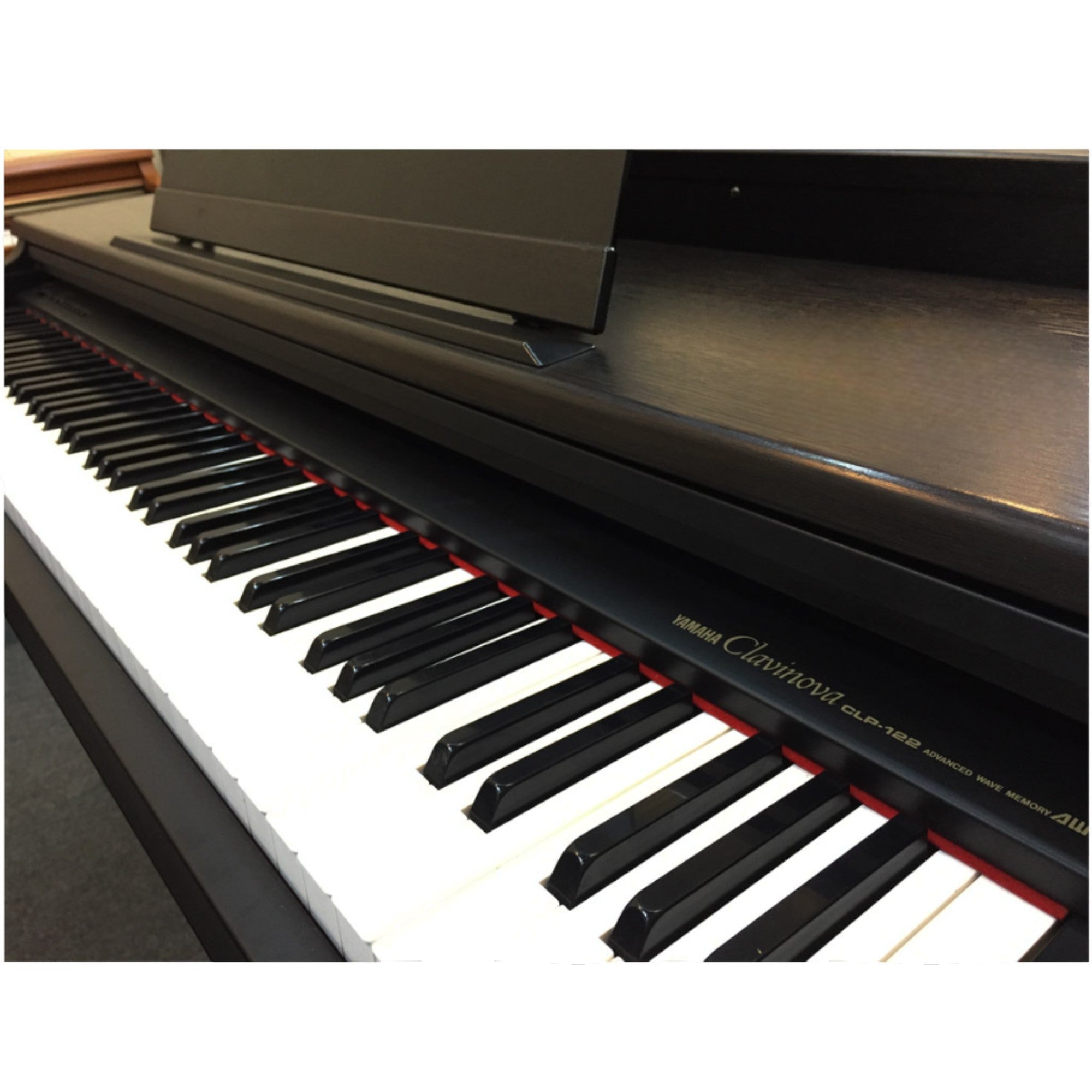 Cận cảnh bàn phím đàn piano điện Yamaha CLP122 màu đen sang trọng tại TÂN NHẠC CỤ