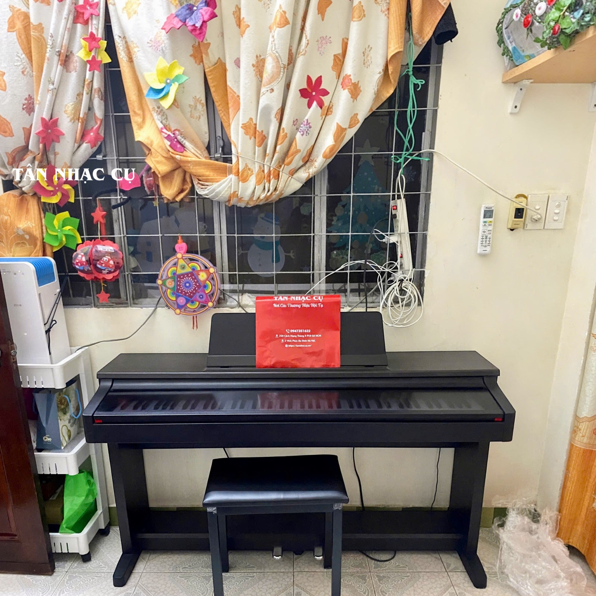 Đàn piano điện Yamaha CLP122 màu đen sang trọng tại TÂN NHẠC CỤ với thiết kế 88 phím hiện đại và ghế ngồi đi kèm
