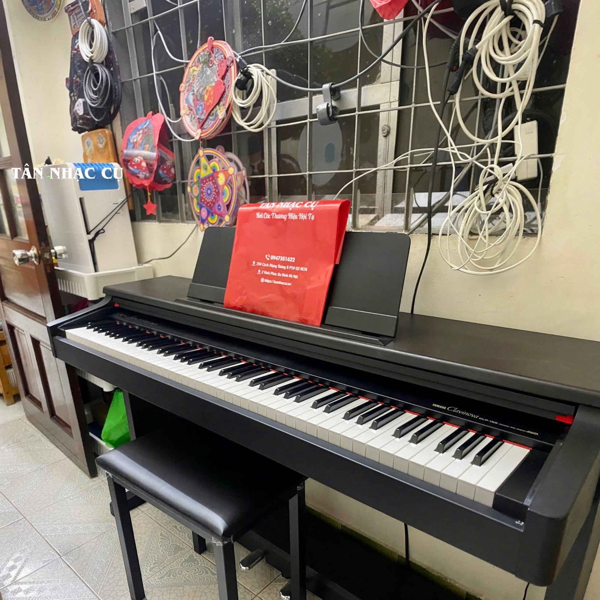 Đàn piano điện Yamaha CLP122 màu đen sang trọng tại TÂN NHẠC CỤ với thiết kế hiện đại và 88 phím đàn cảm ứng