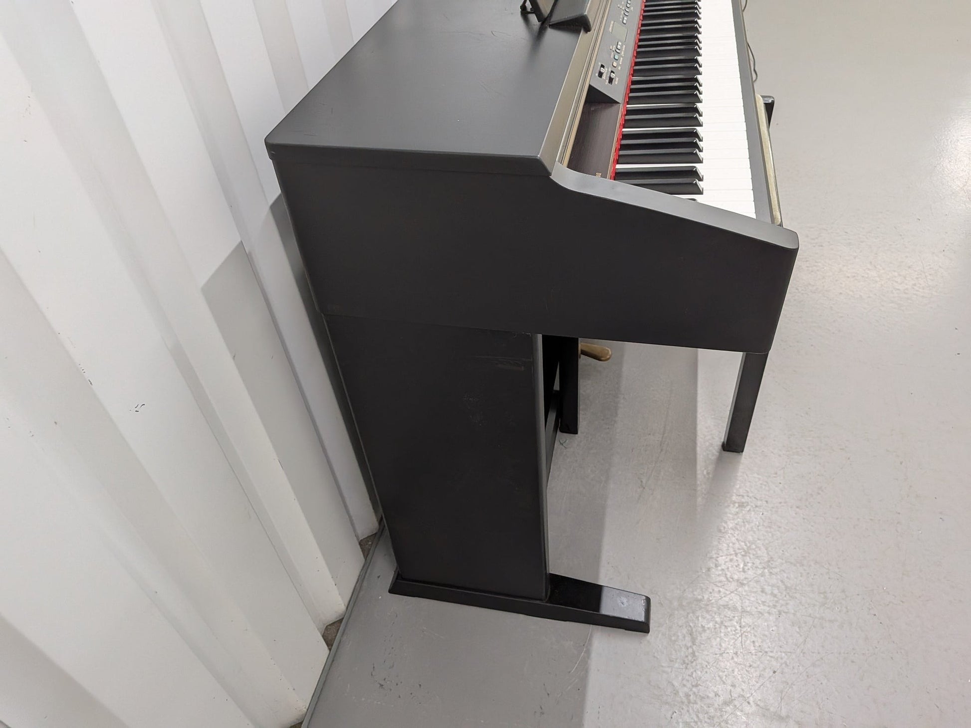 Đàn piano điện Yamaha CLP130 màu đen tại Tân Nhạc Cụ, góc nhìn nghiêng từ trên xuống thấy rõ thùng đàn và bàn phím.