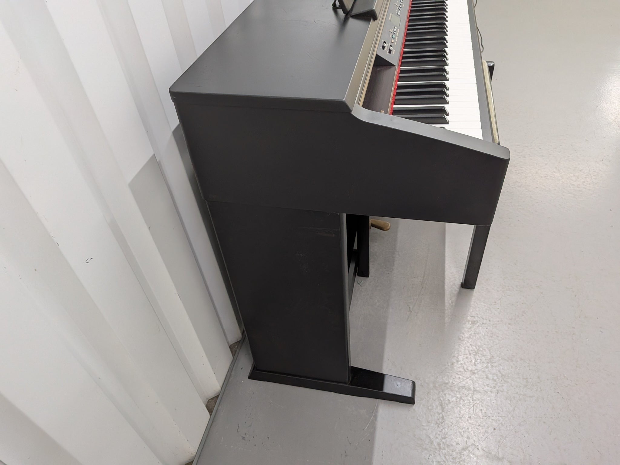 Đàn piano điện Yamaha CLP130 màu đen tại Tân Nhạc Cụ, góc nhìn nghiêng từ trên xuống thấy rõ thùng đàn và bàn phím.