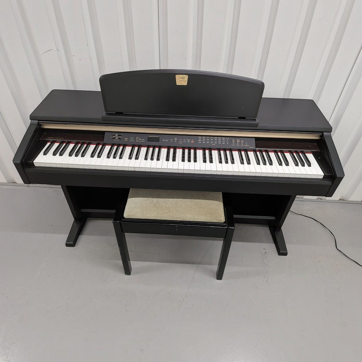 Đàn piano điện Yamaha CLP130 màu đen tại Tân Nhạc Cụ với bàn phím GH nặng và thiết kế thùng đứng cổ điển