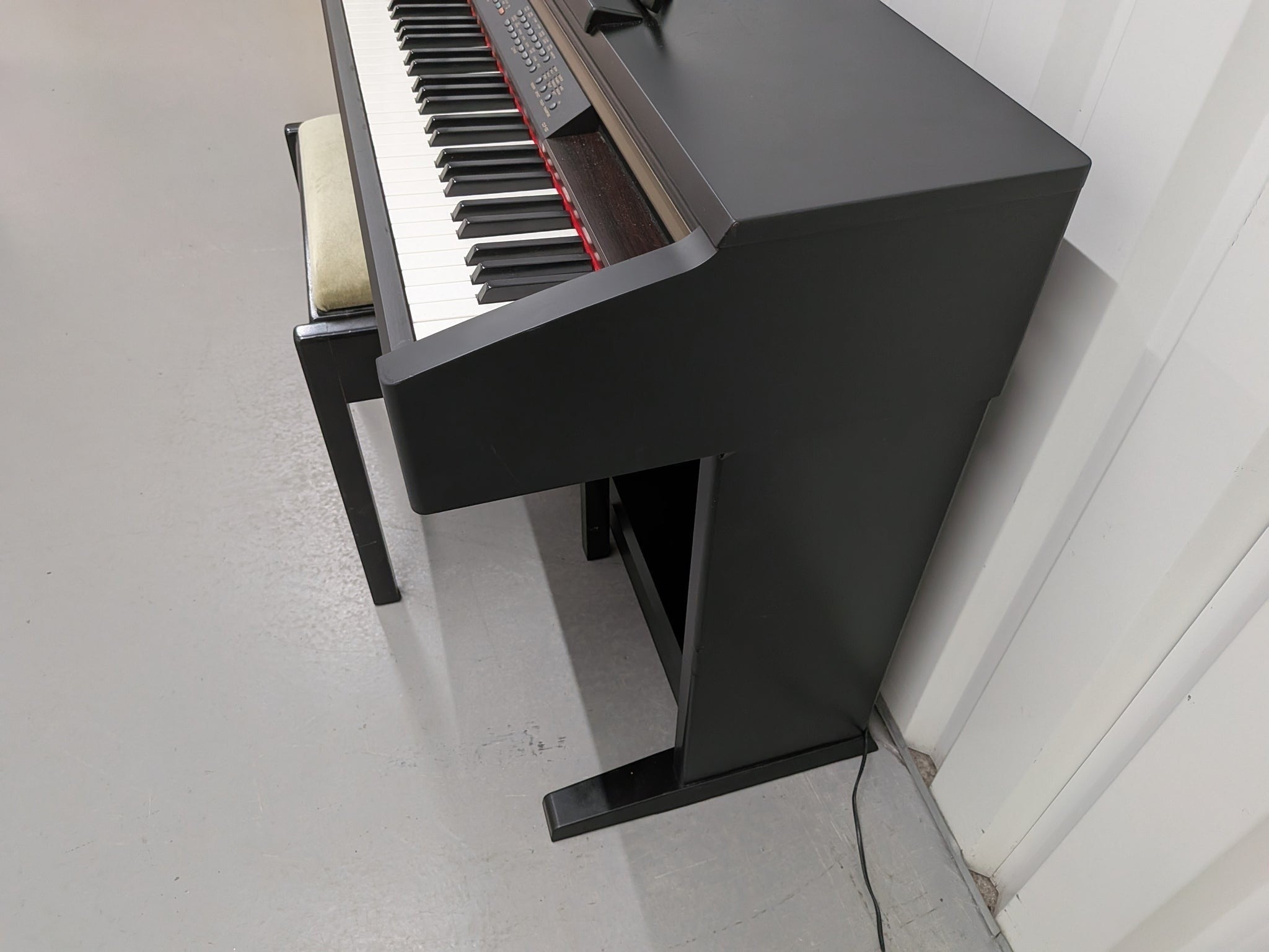 Đàn piano điện Yamaha CLP130 màu đen tại Tân Nhạc Cụ với thiết kế thùng đứng chắc chắn và bàn phím nặng GH