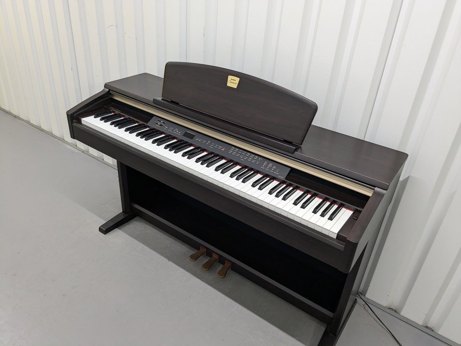Đàn piano điện Yamaha CLP130 màu gỗ hồng đậm tại Tân Nhạc Cụ với bàn phím GH và thiết kế thùng đứng cổ điển