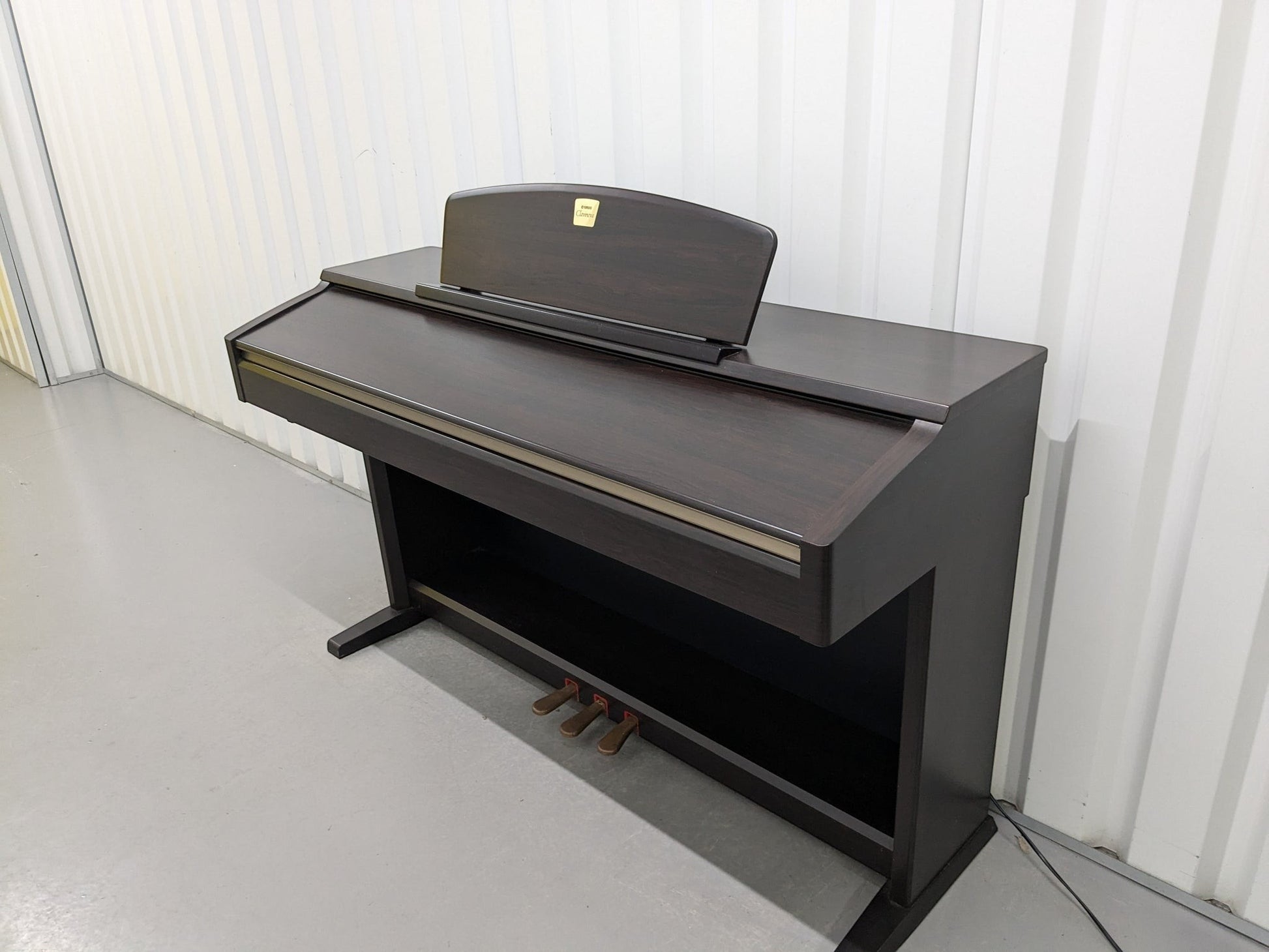 Đàn piano điện Yamaha CLP130 màu gỗ hồng đậm tại Tân Nhạc Cụ với thiết kế thùng đứng cổ điển và bàn phím GH chắc chắn
