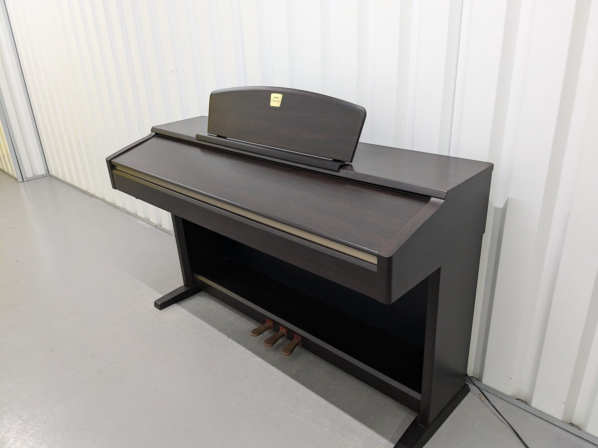 Đàn piano điện Yamaha CLP130 màu gỗ hồng đậm tại Tân Nhạc Cụ với thiết kế thùng đứng cổ điển và bàn phím GH chắc chắn