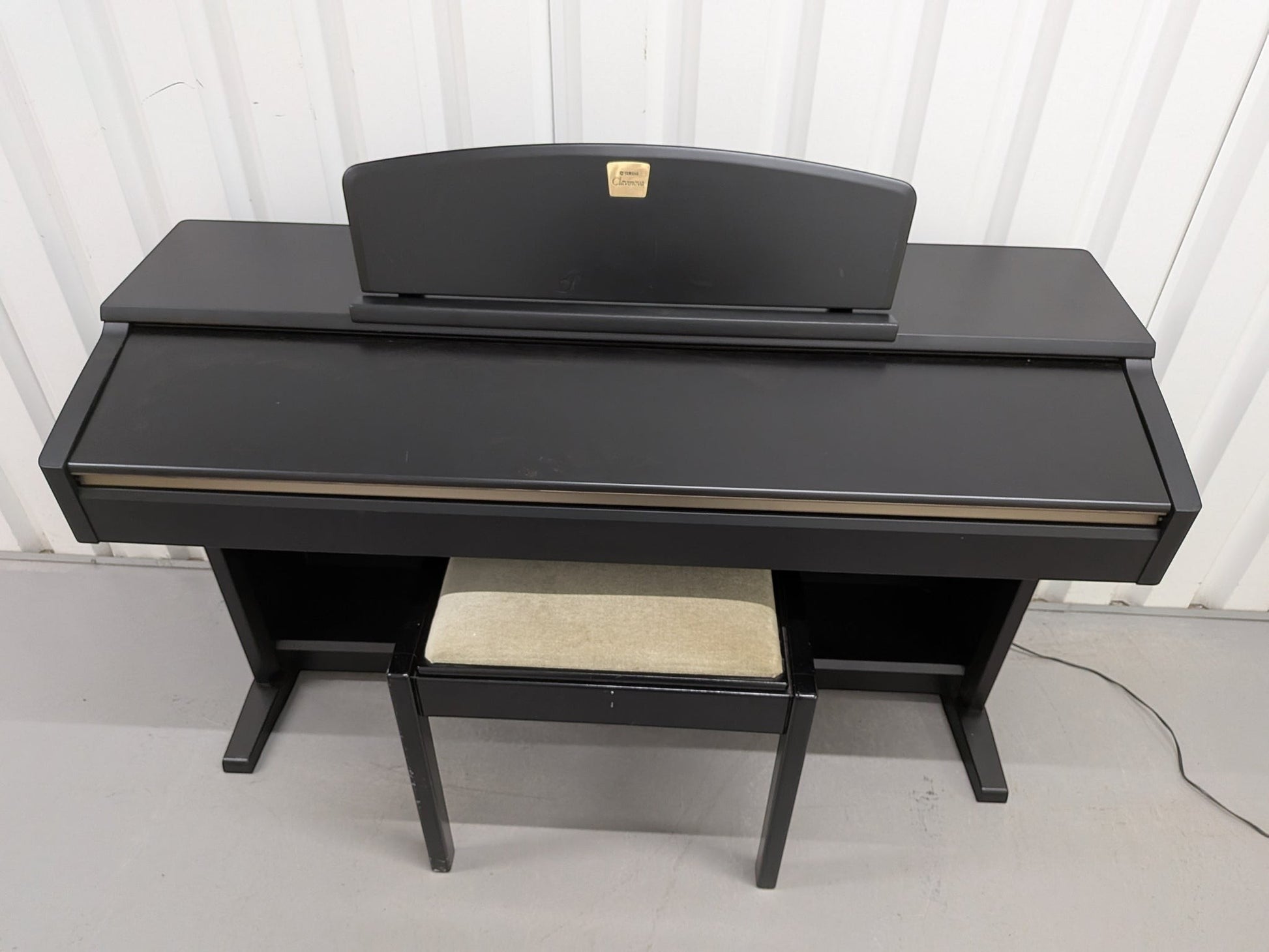 Đàn piano điện TÂN NHẠC CỤ Yamaha CLP130 màu đen với thiết kế thùng đứng cổ điển và ghế ngồi đi kèm