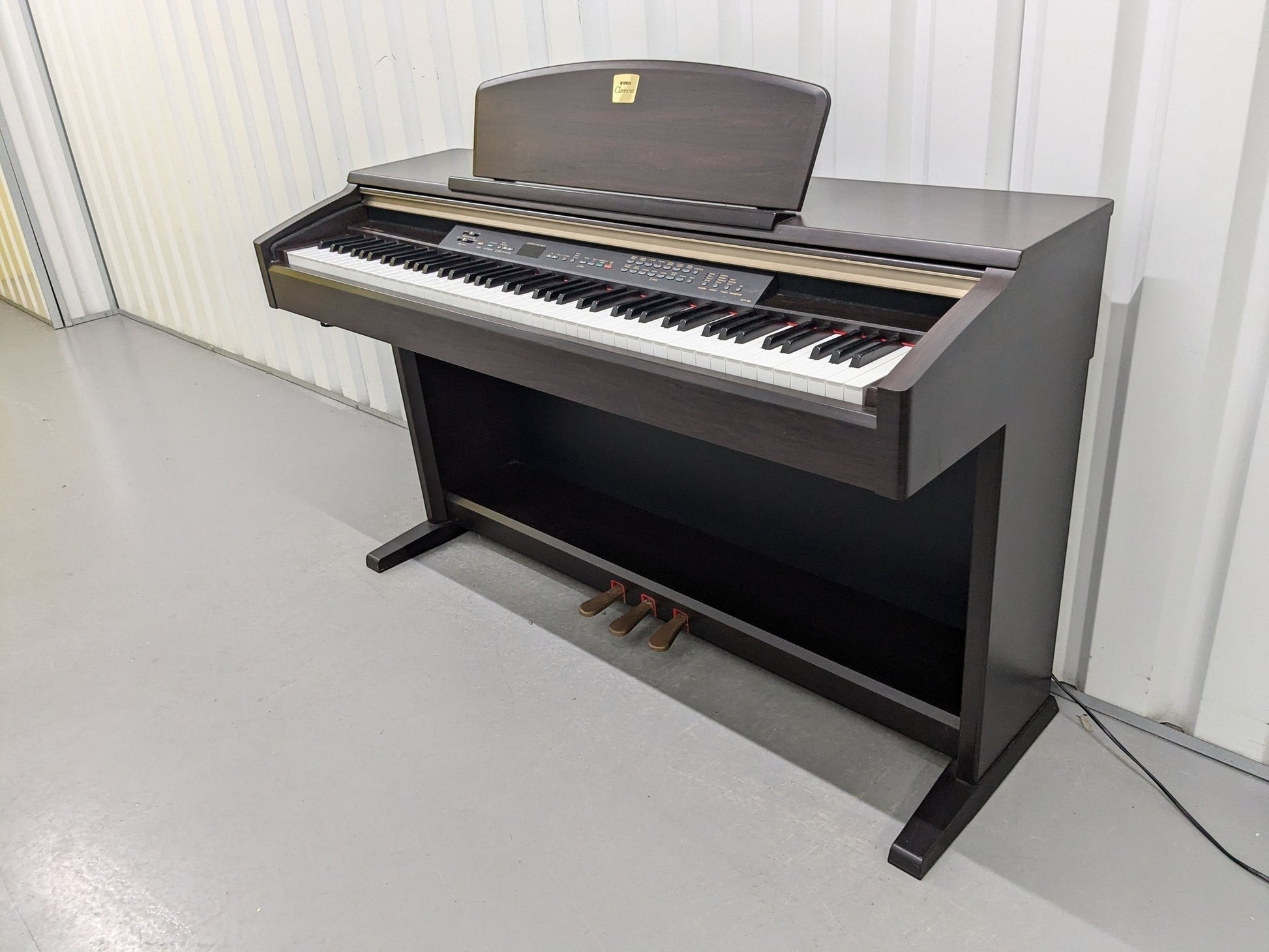 Đàn piano điện Yamaha CLP130 màu gỗ hồng đậm tại Tân Nhạc Cụ với thiết kế thùng đứng cổ điển và bàn phím GH chắc chắn