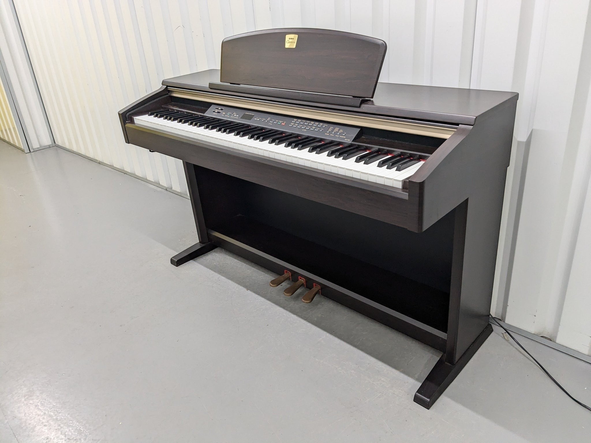 Đàn piano điện Yamaha CLP130 màu gỗ hồng đậm tại Tân Nhạc Cụ với thiết kế thùng đứng cổ điển và bàn phím GH chắc chắn