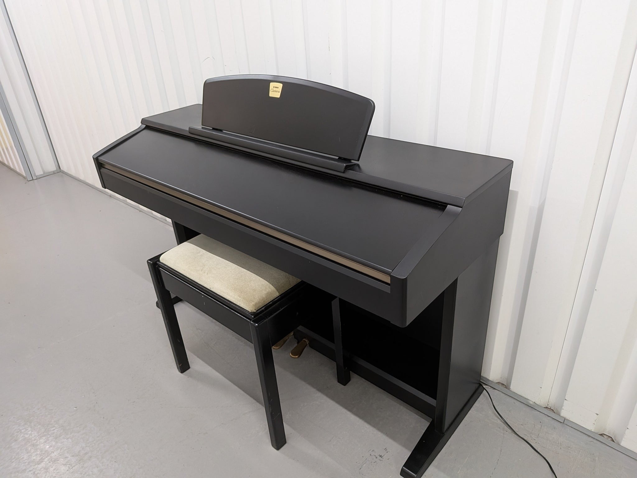 Đàn piano điện TÂN NHẠC CỤ Yamaha CLP130 màu đen với thiết kế thùng đứng cổ điển và ghế ngồi đi kèm