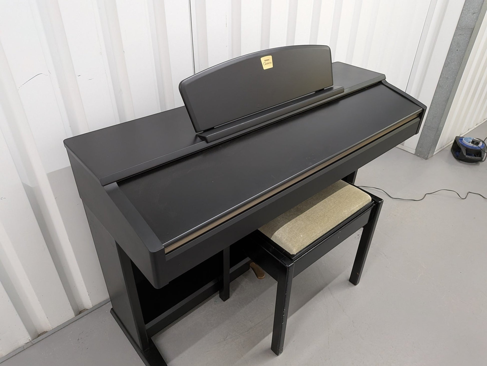Đàn piano điện TÂN NHẠC CỤ Yamaha CLP130 màu đen với ghế ngồi, thiết kế thùng đứng cổ điển chắc chắn