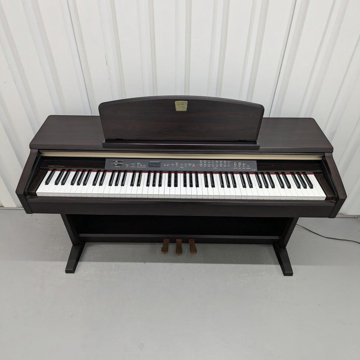 Đàn piano điện Yamaha CLP130 màu gỗ hồng đậm tại TÂN NHẠC CỤ, thiết kế thùng đứng cổ điển với 88 phím nặng GH.
