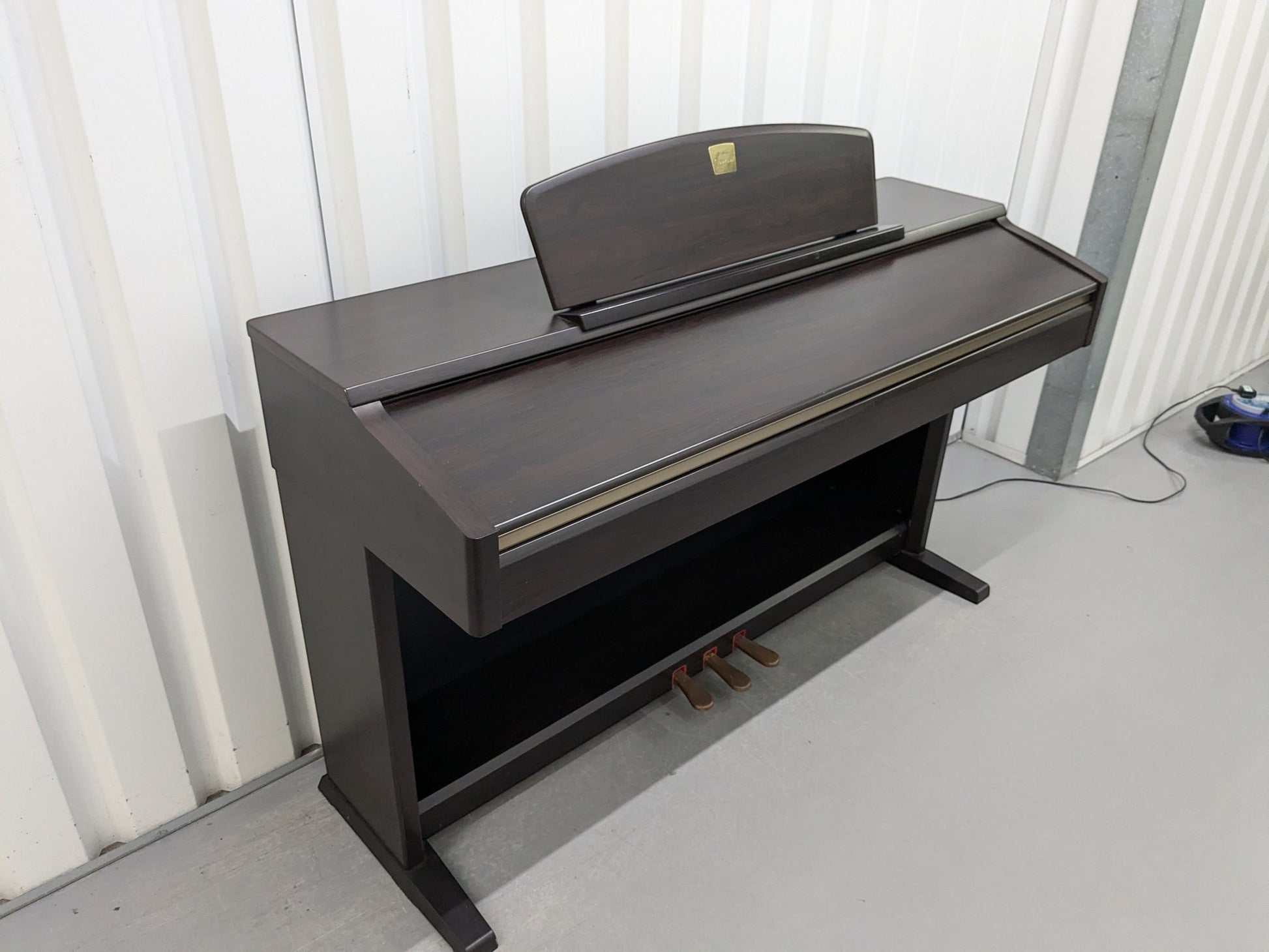 Đàn piano điện Yamaha CLP130 màu gỗ hồng đậm tại Tân Nhạc Cụ với thiết kế thùng đứng cổ điển và bàn phím nặng GH