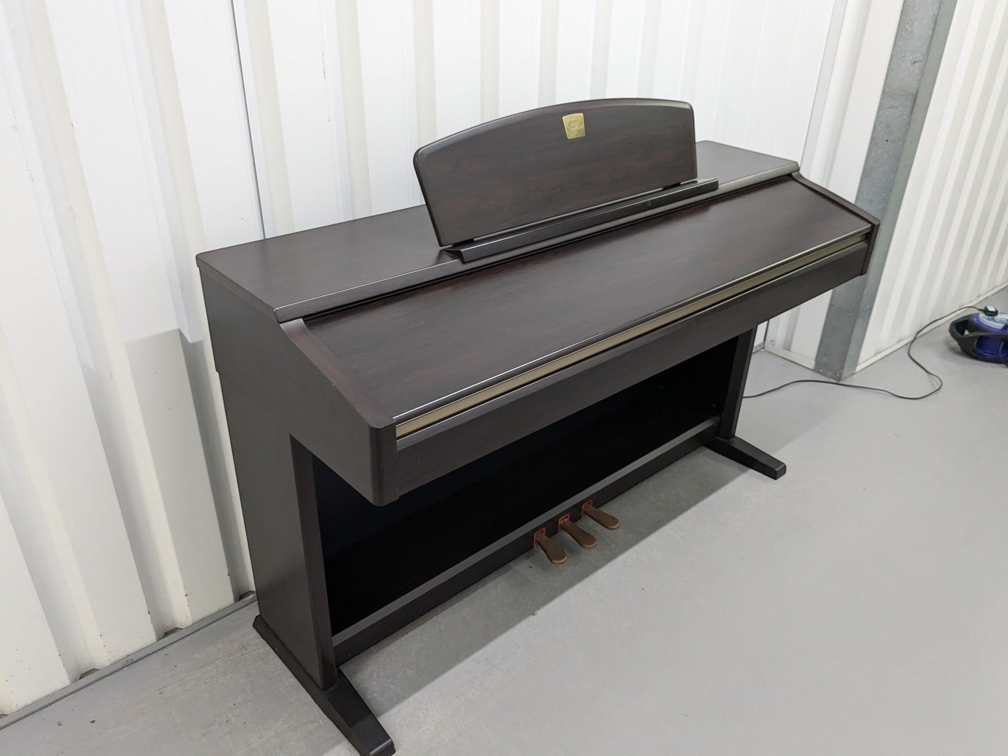 Đàn piano điện Yamaha CLP130 màu gỗ hồng đậm tại Tân Nhạc Cụ với thiết kế thùng đứng cổ điển và bàn phím nặng GH