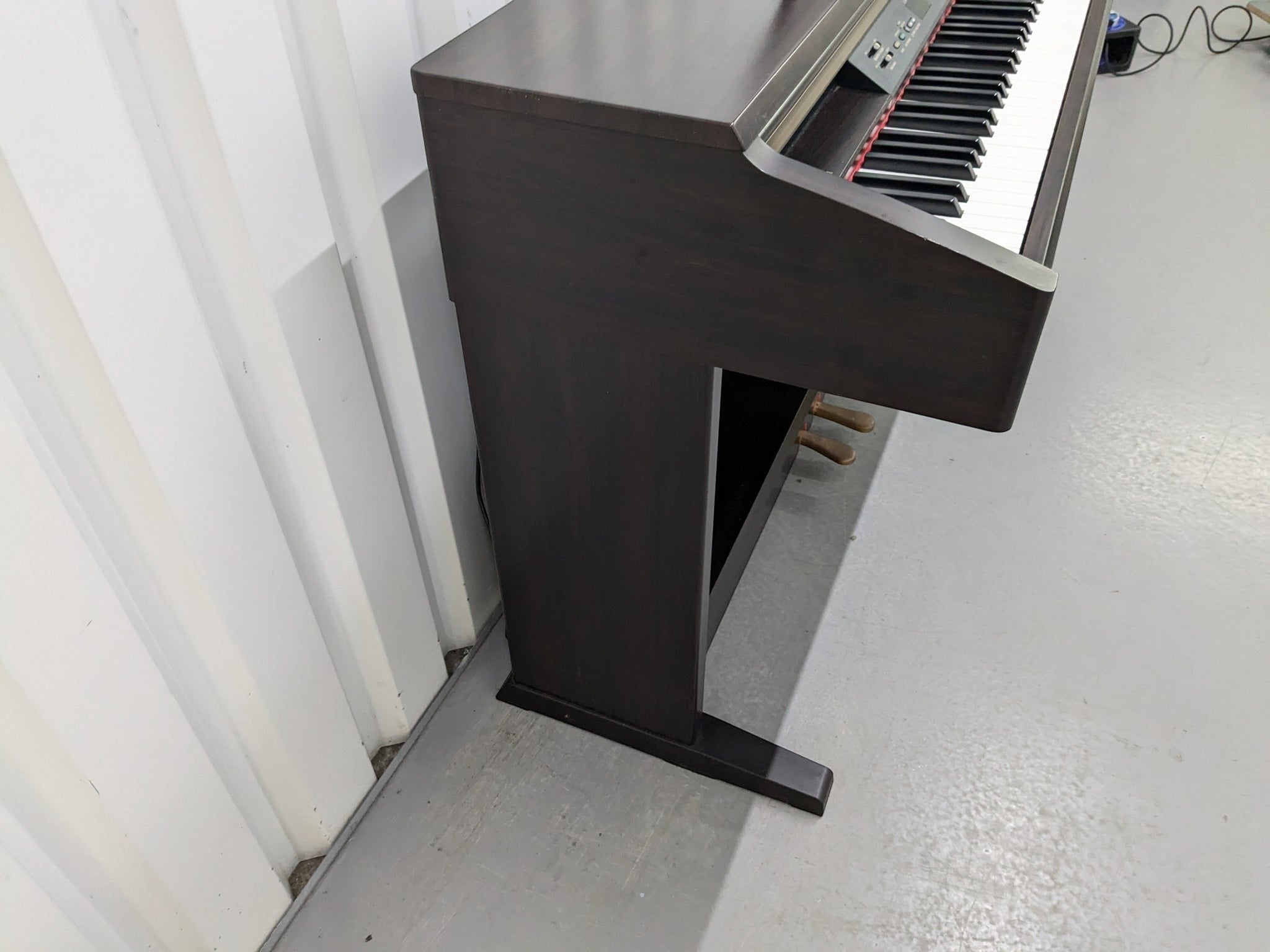 Đàn piano điện Yamaha CLP130 màu gỗ hồng đậm tại Tân Nhạc Cụ với thiết kế thùng đứng cổ điển và bàn phím GH chắc chắn