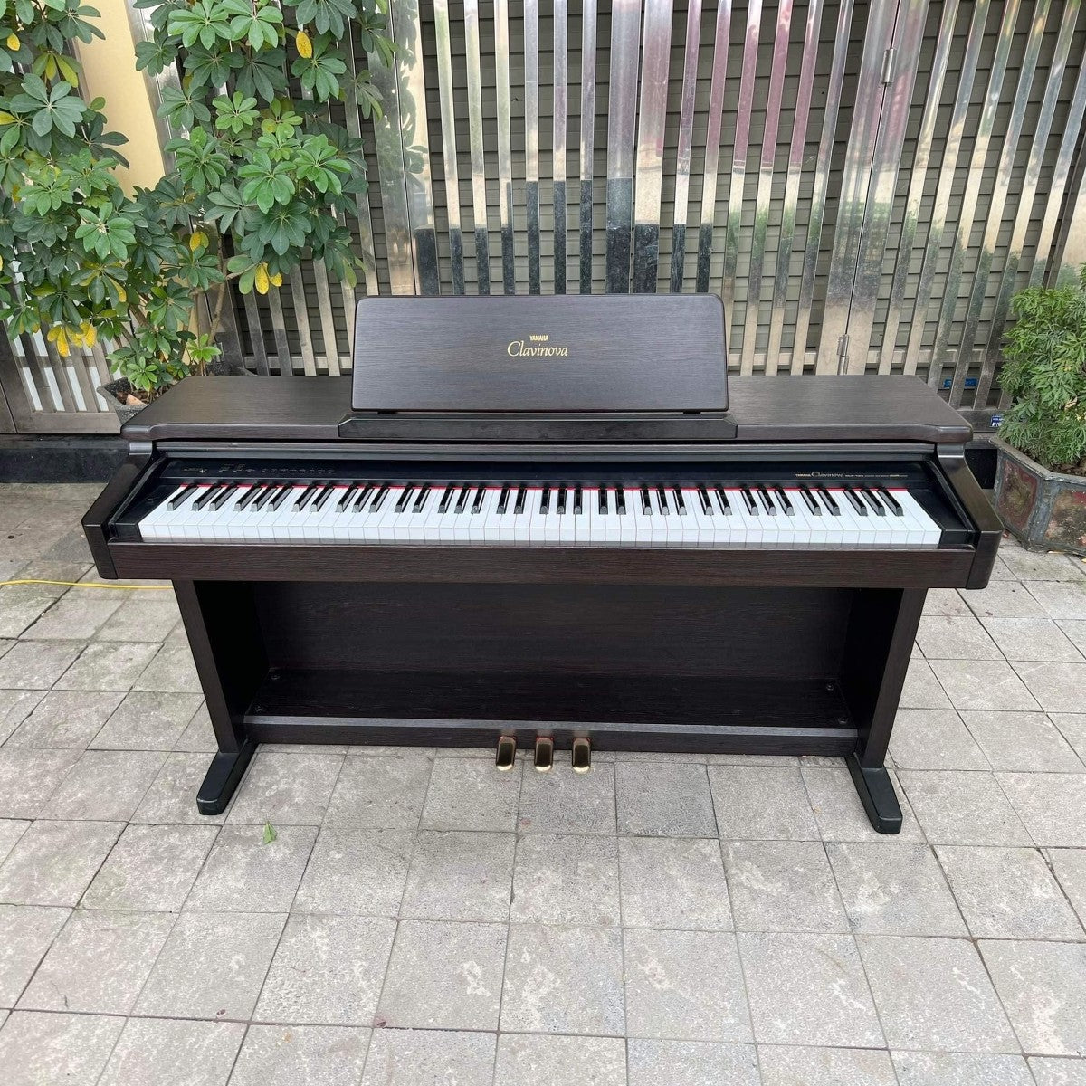 Đàn piano điện Yamaha CLP133 màu nâu gỗ với thiết kế dáng tủ Clavinova bền bỉ tại Tân Nhạc Cụ