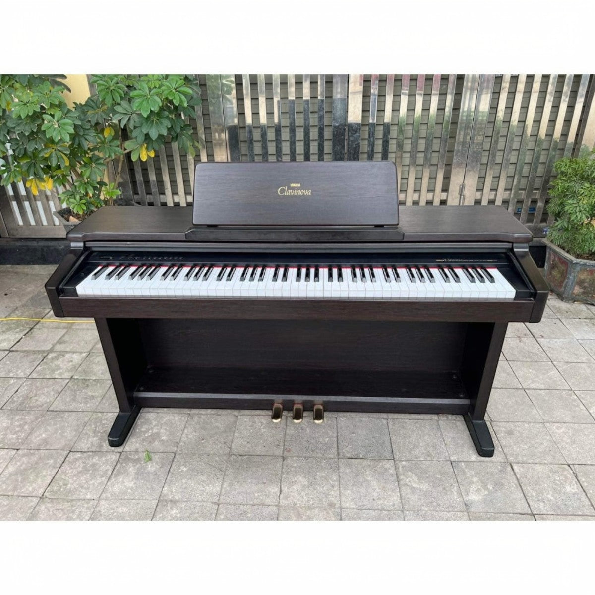 Đàn piano điện Yamaha CLP133 màu nâu gỗ với thiết kế dáng tủ bền bỉ tại cửa hàng TÂN NHẠC CỤ