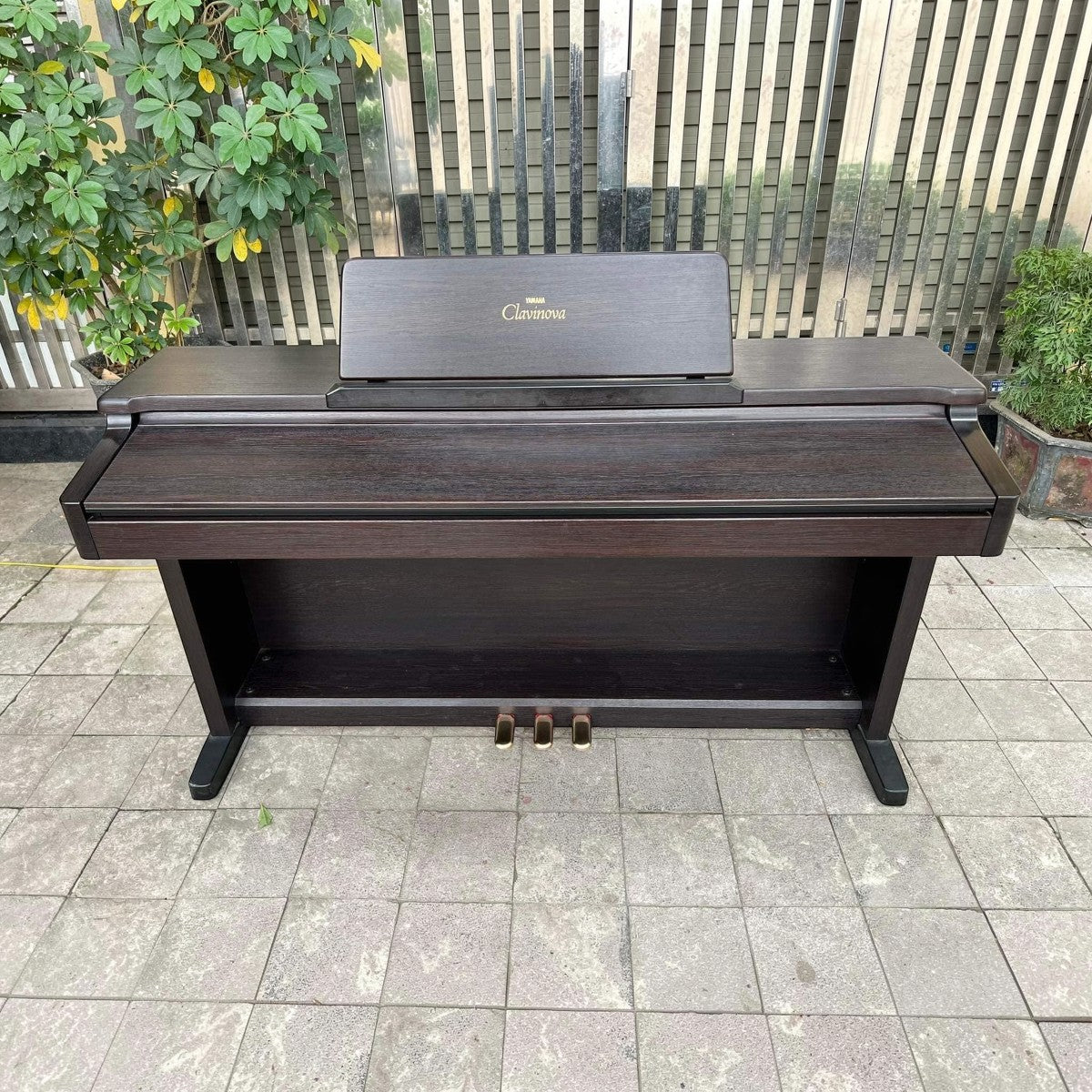Đàn piano điện Yamaha CLP133 màu nâu gỗ sang trọng, thiết kế dáng tủ Clavinova bền bỉ tại TÂN NHẠC CỤ