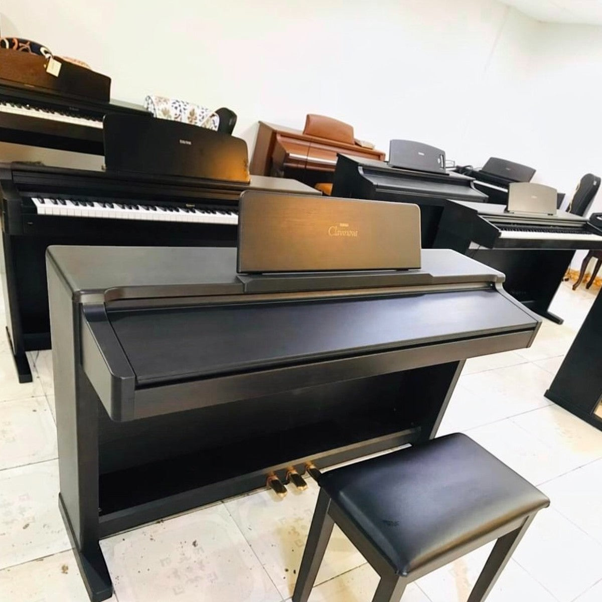 Đàn piano điện Yamaha CLP133 màu đen dáng tủ tại showroom TÂN NHẠC CỤ với bàn phím búa và thiết kế bền bỉ