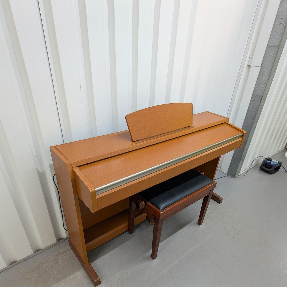 Đàn piano điện Yamaha CLP220 dáng tủ màu gỗ thanh lịch tại TÂN NHẠC CỤ, kèm ghế ngồi êm ái.
