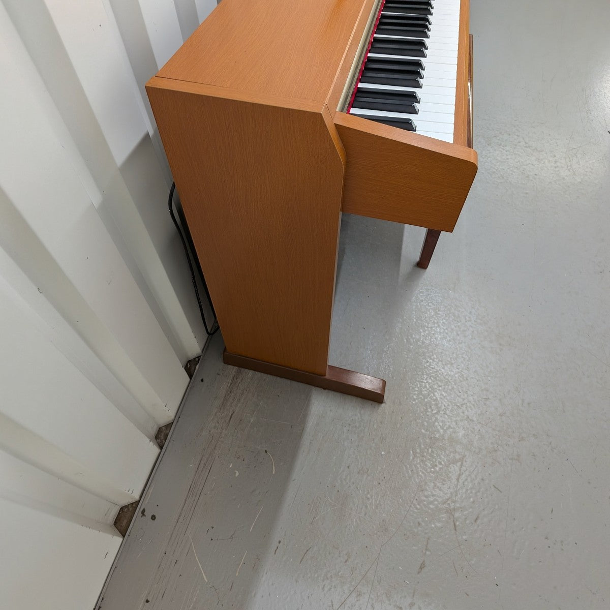 Đàn piano điện TÂN NHẠC CỤ Yamaha CLP220 dáng tủ màu gỗ thanh lịch với bàn phím búa GHS