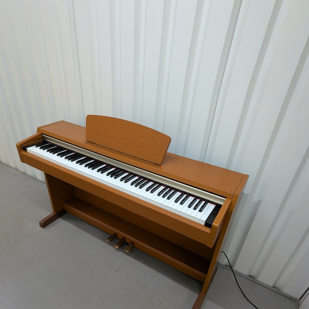 Đàn piano điện TÂN NHẠC CỤ Yamaha CLP220 dáng tủ màu gỗ thanh lịch với bàn phím búa GHS và 3 pedal