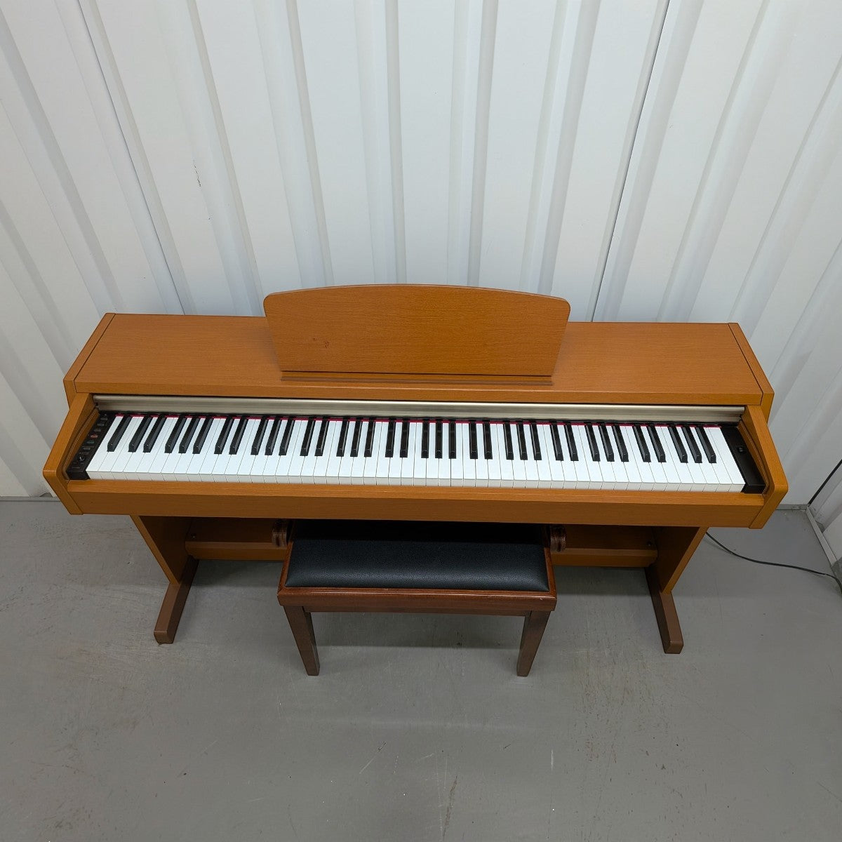 Đàn piano điện TÂN NHẠC CỤ Yamaha CLP220 dáng tủ màu gỗ tự nhiên với bàn phím búa GHS và ghế đàn đi kèm
