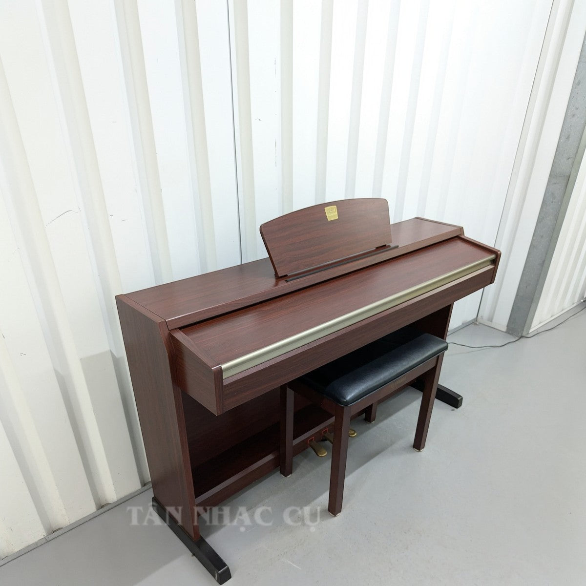 Đàn piano điện TÂN NHẠC CỤ Yamaha CLP220 dáng tủ màu gỗ nâu thanh lịch với bàn phím búa GHS và ghế đàn đi kèm