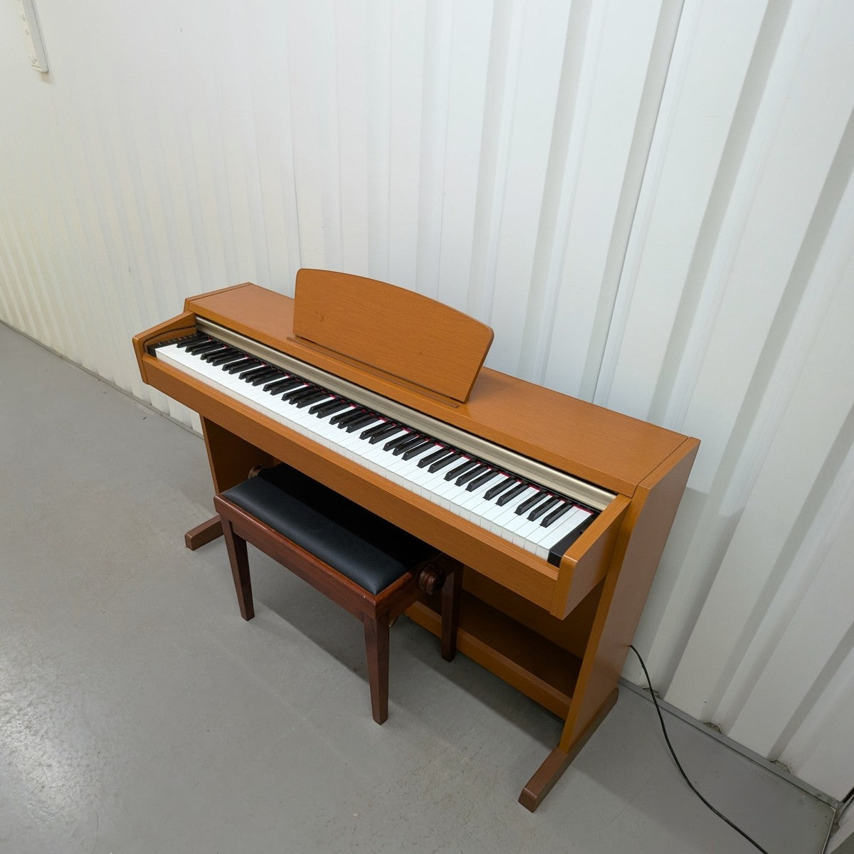 Đàn piano điện Yamaha CLP220 dáng tủ màu gỗ thanh lịch tại TÂN NHẠC CỤ, kèm ghế ngồi, thiết kế upright cổ điển.