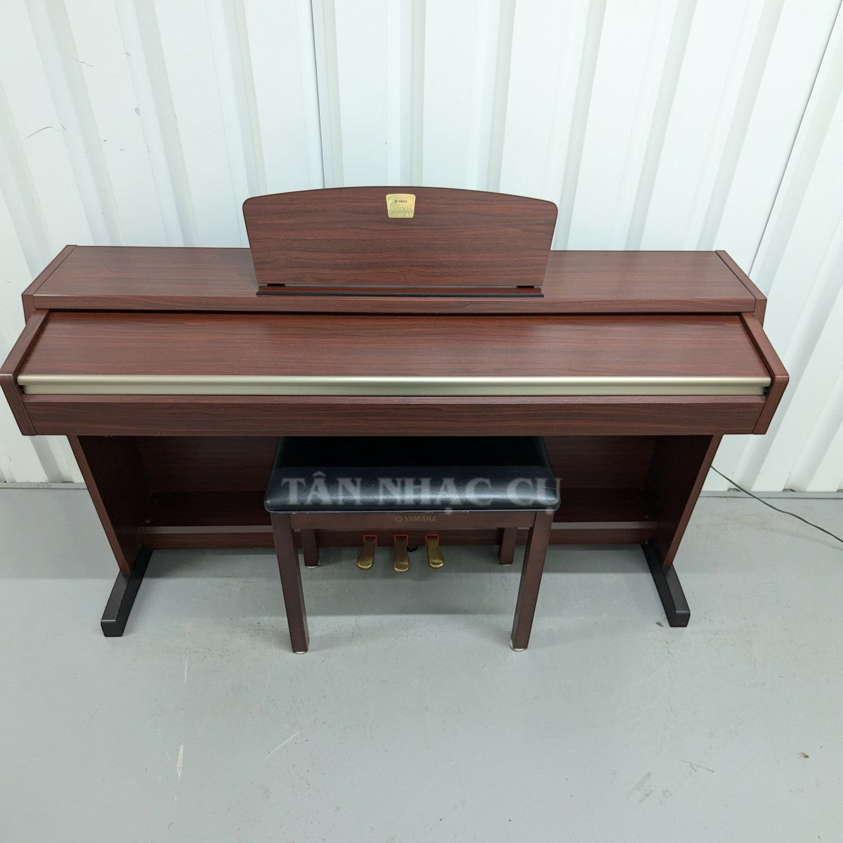 Đàn piano điện Yamaha CLP220 dáng tủ màu gỗ nâu thanh lịch tại Tân Nhạc Cụ, kèm ghế ngồi đồng bộ