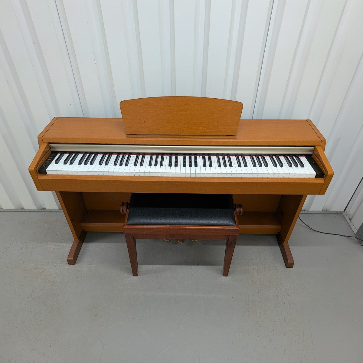 Đàn piano điện Yamaha CLP220 dáng tủ màu gỗ thanh lịch tại TÂN NHẠC CỤ, thiết kế upright với bàn phím búa GHS