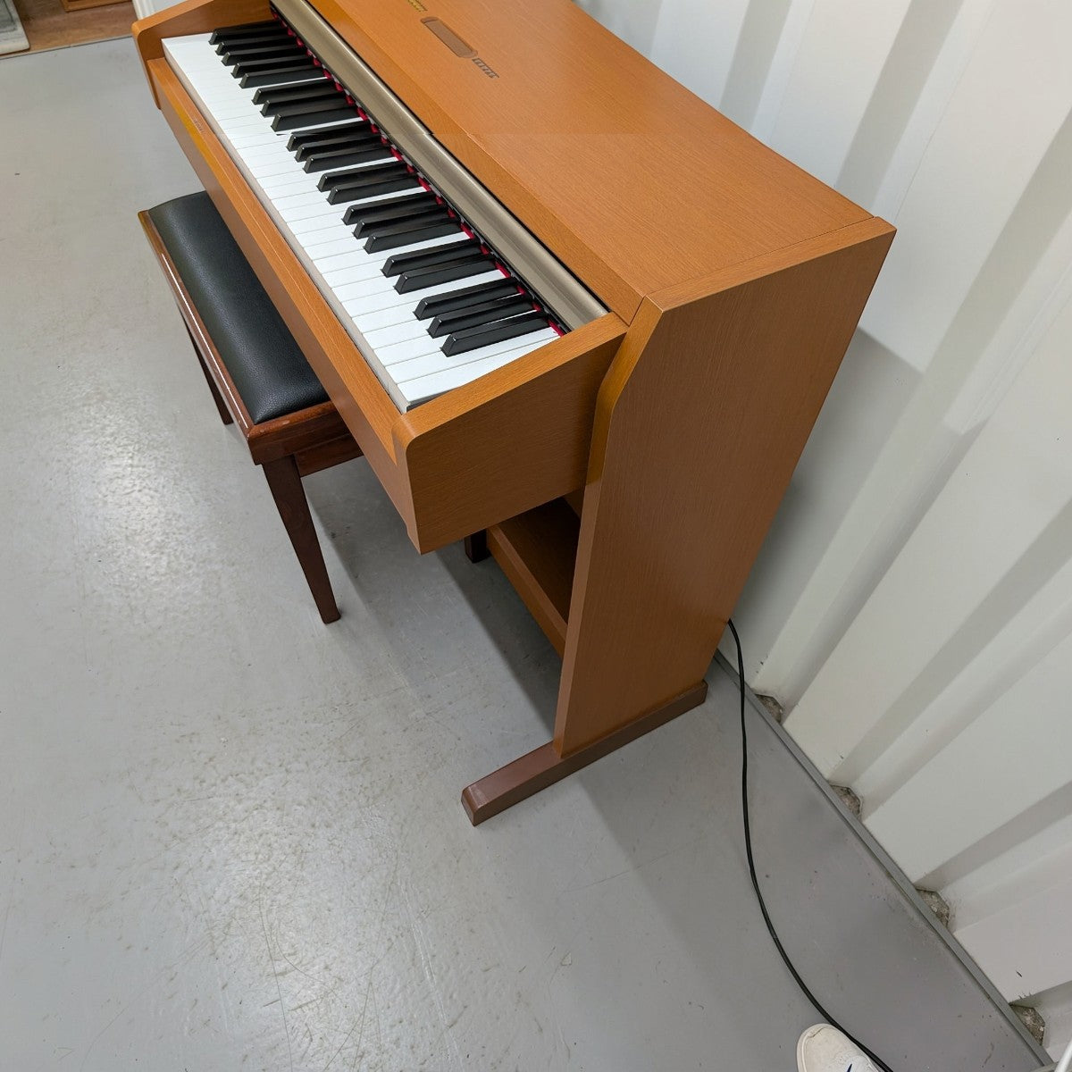 Đàn piano điện TÂN NHẠC CỤ Yamaha CLP220 dáng tủ màu gỗ thanh lịch với bàn phím búa GHS, góc nhìn từ trên cao