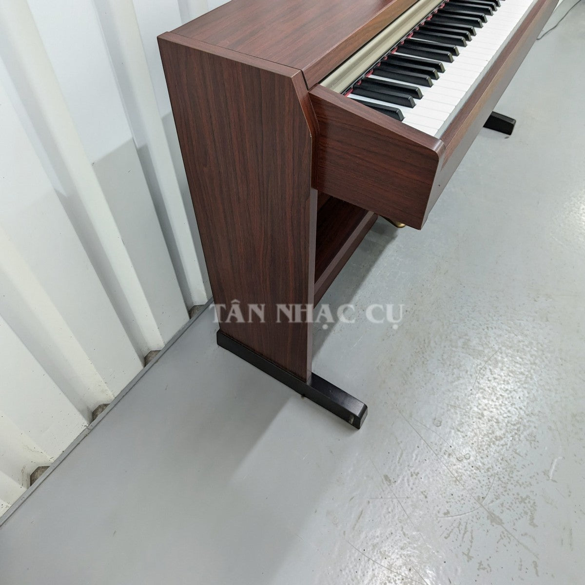 Đàn piano điện Yamaha CLP220 dáng tủ màu gỗ tại TÂN NHẠC CỤ với thiết kế upright thanh lịch và bàn phím búa GHS.