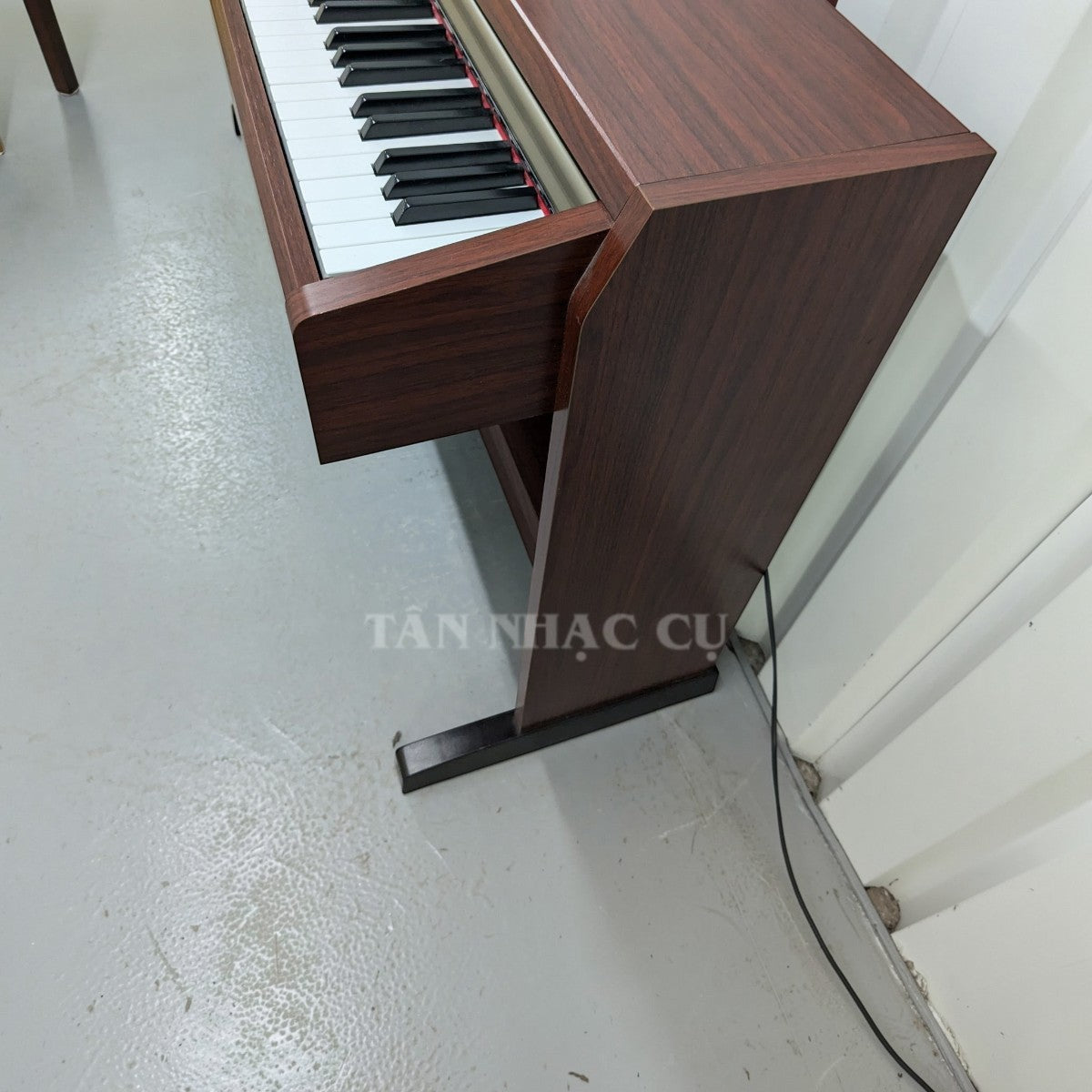 Đàn piano điện Yamaha CLP220 dáng tủ màu gỗ nâu sang trọng tại cửa hàng TÂN NHẠC CỤ