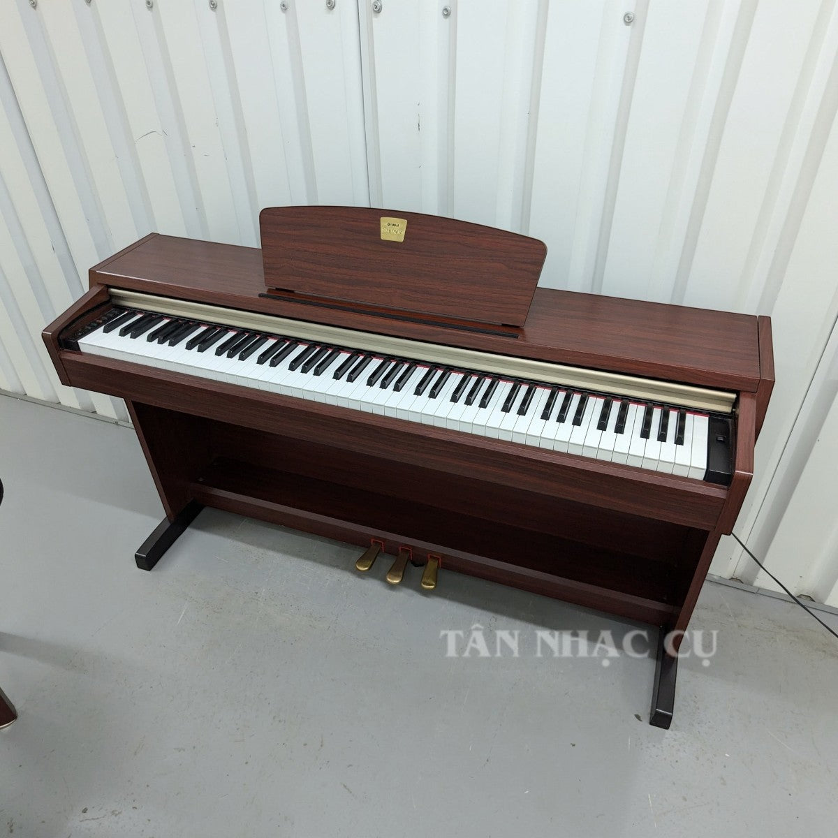 Đàn piano điện Yamaha CLP220 dáng tủ màu gỗ sang trọng tại TÂN NHẠC CỤ, bàn phím búa GHS và 3 pedal.