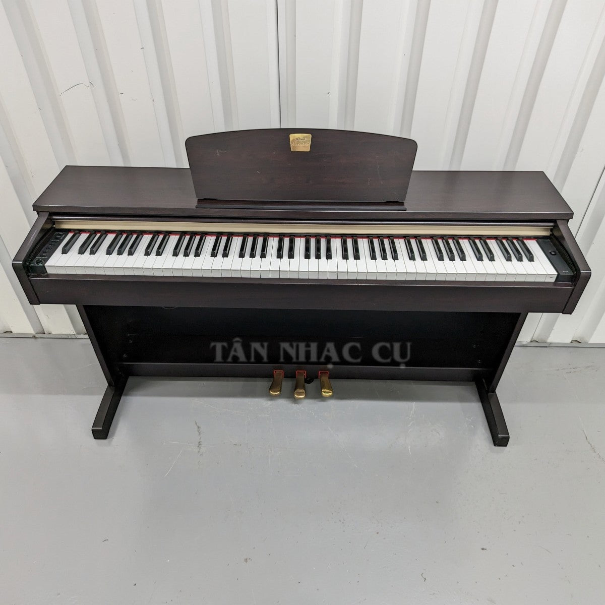 Đàn piano điện TÂN NHẠC CỤ Yamaha CLP-320 dáng tủ màu nâu gỗ sang trọng với 88 phím búa GH và 3 pedal kim loại