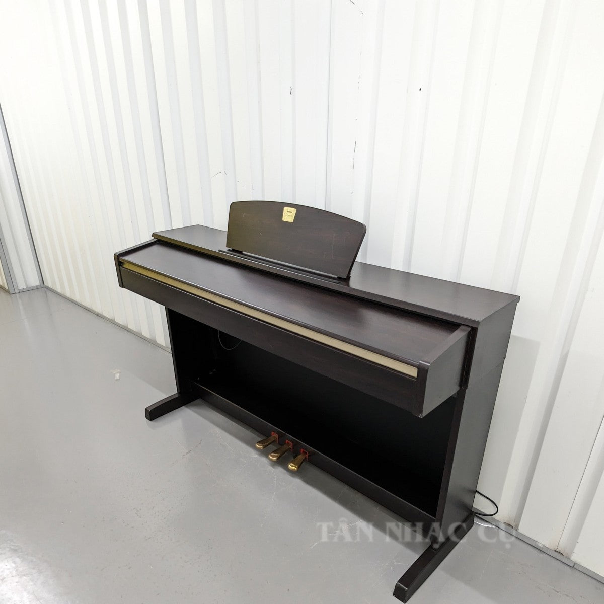 Đàn piano điện Yamaha CLP-320 dáng tủ màu nâu gỗ sang trọng tại TÂN NHẠC CỤ, thiết kế 88 phím búa GH bền bỉ.
